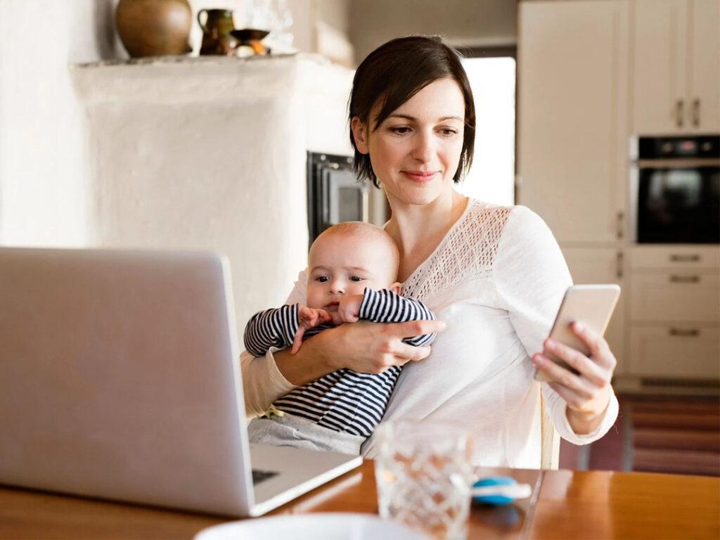 mom at smartphone